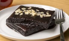 Tam İstediğiniz Kıvamda: Kakaolu Islak Kek Tarifi