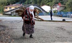 90 Yaşındaki Fatma Nine Sel Sularından Odun Topluyor