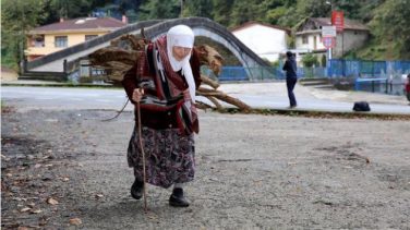 90 Yaşındaki Fatma Nine Sel Sularından Odun Topluyor